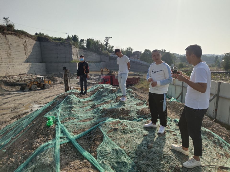 县经济信息科学技术局在企业技术改造现场核查执法.png