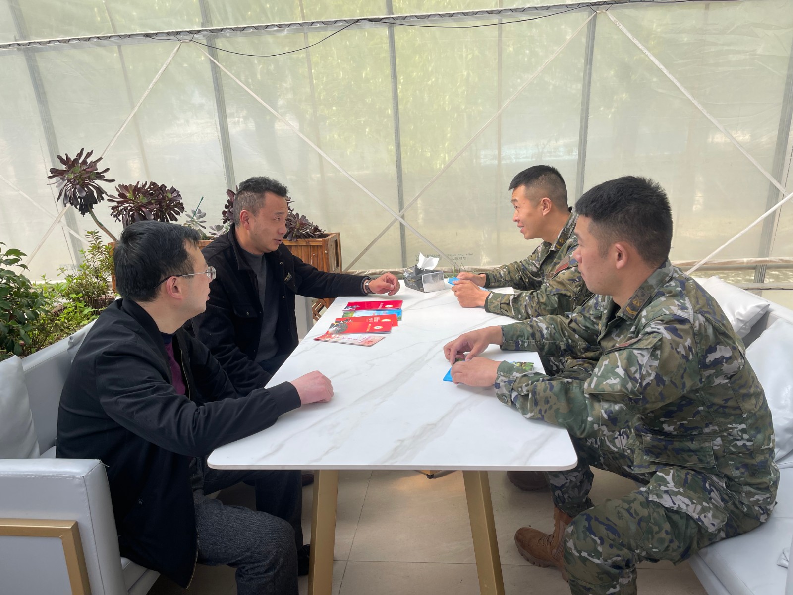 图为与官兵面对面交流.jpg